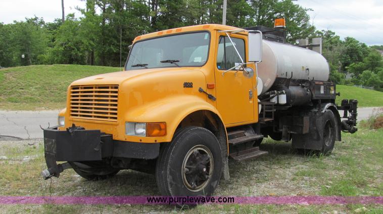 image for item E3969 1995 International 4900 oil distributor truck