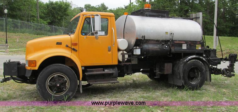 image for item E3969 1995 International 4900 oil distributor truck
