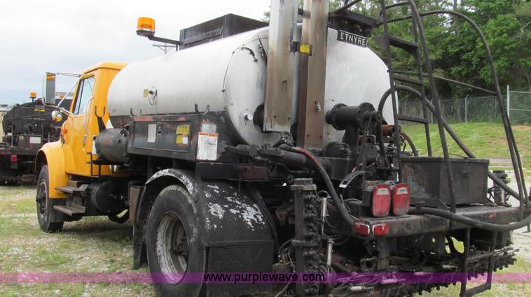 image for item E3969 1995 International 4900 oil distributor truck