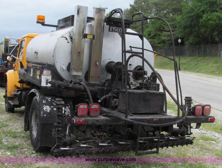 image for item E3969 1995 International 4900 oil distributor truck