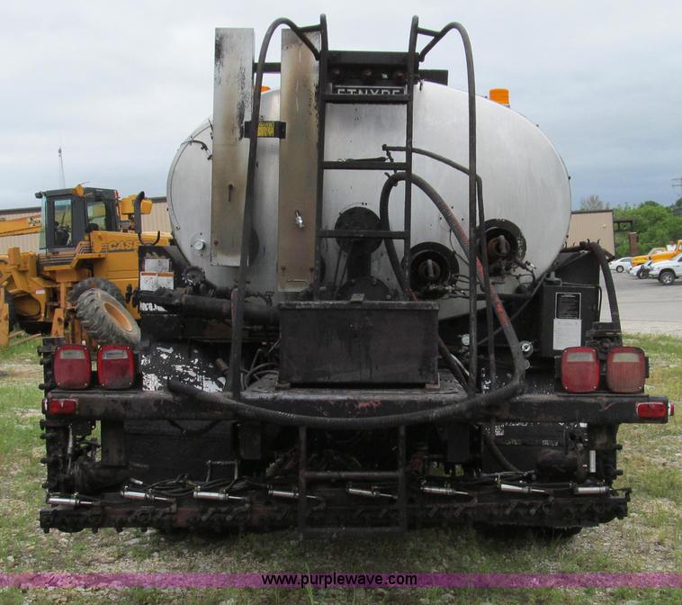 image for item E3969 1995 International 4900 oil distributor truck