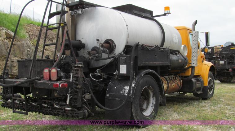 image for item E3969 1995 International 4900 oil distributor truck