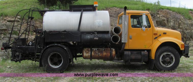 image for item E3969 1995 International 4900 oil distributor truck