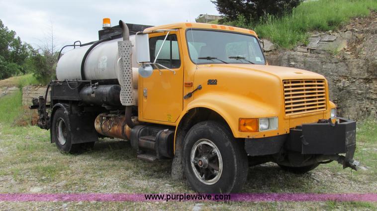 image for item E3969 1995 International 4900 oil distributor truck