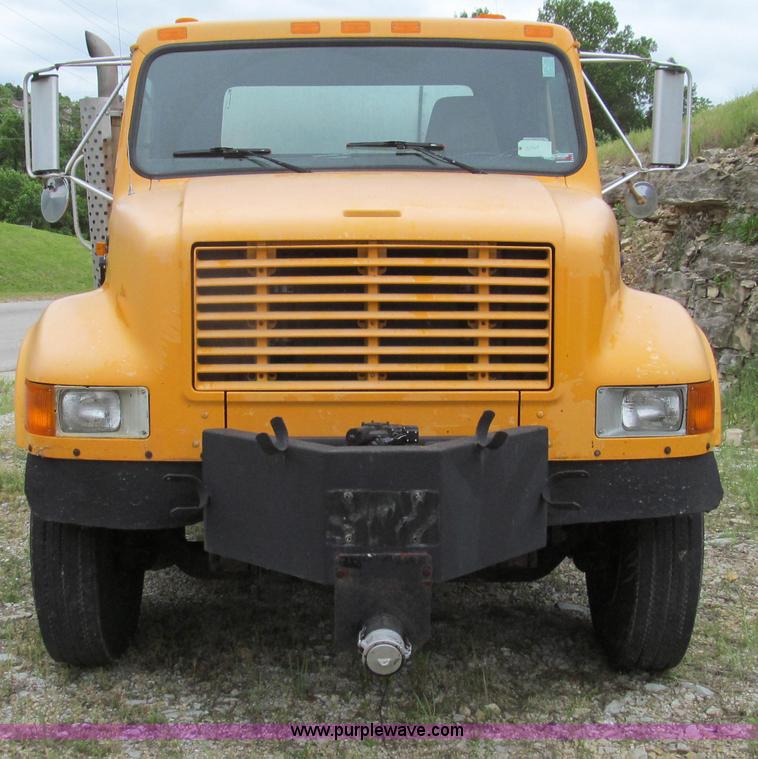 image for item E3969 1995 International 4900 oil distributor truck