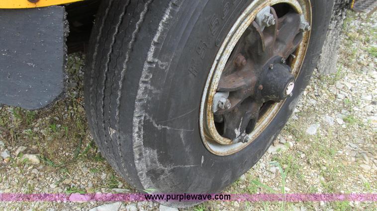 image for item E3969 1995 International 4900 oil distributor truck