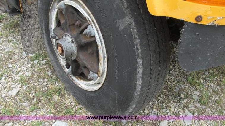 image for item E3969 1995 International 4900 oil distributor truck