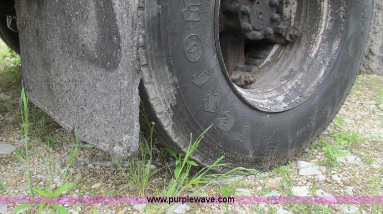 image for item E3969 1995 International 4900 oil distributor truck