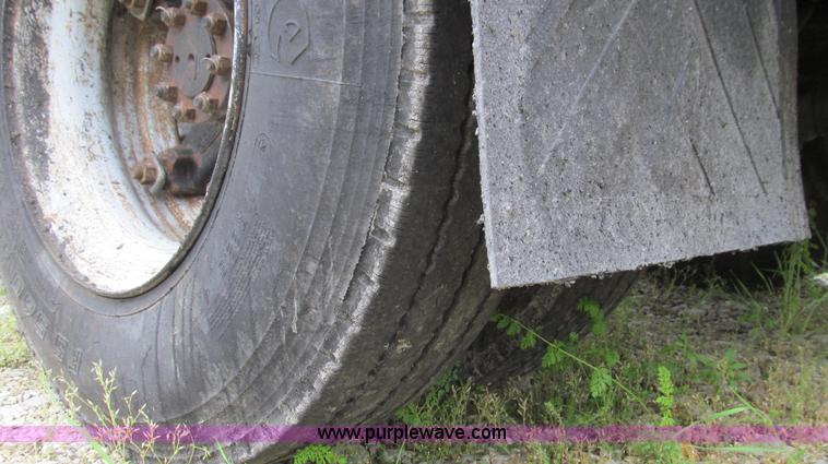 image for item E3969 1995 International 4900 oil distributor truck