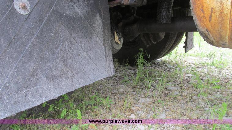 image for item E3969 1995 International 4900 oil distributor truck