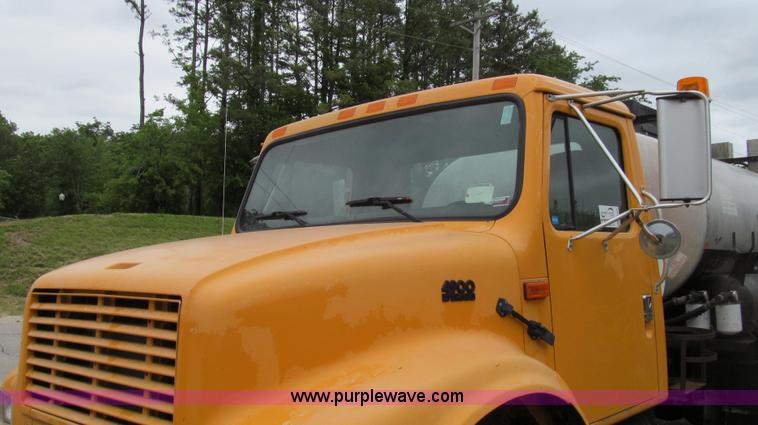 image for item E3969 1995 International 4900 oil distributor truck