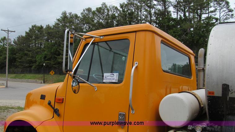 image for item E3969 1995 International 4900 oil distributor truck