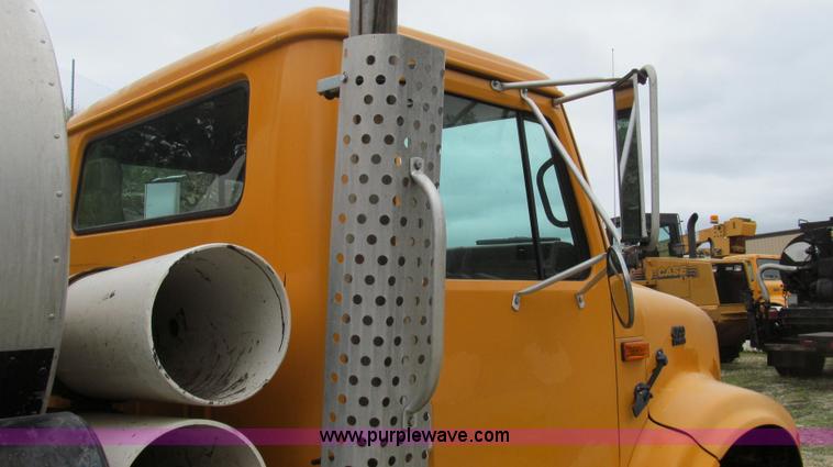 image for item E3969 1995 International 4900 oil distributor truck