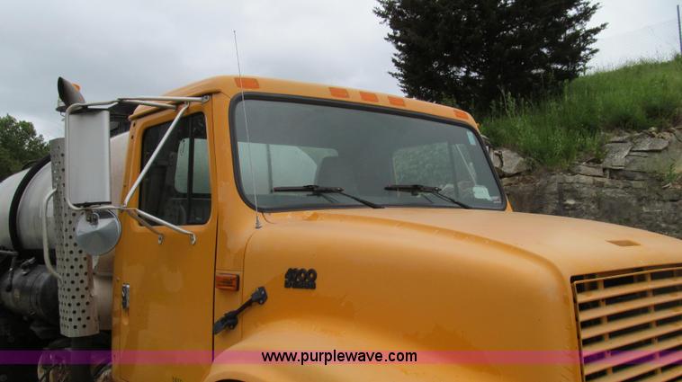 image for item E3969 1995 International 4900 oil distributor truck