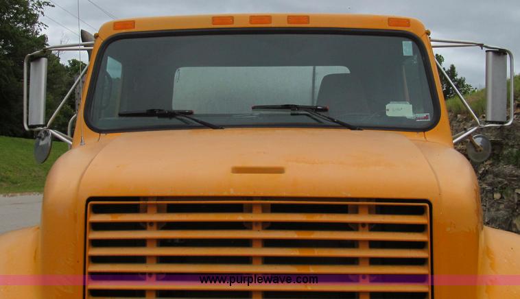 image for item E3969 1995 International 4900 oil distributor truck