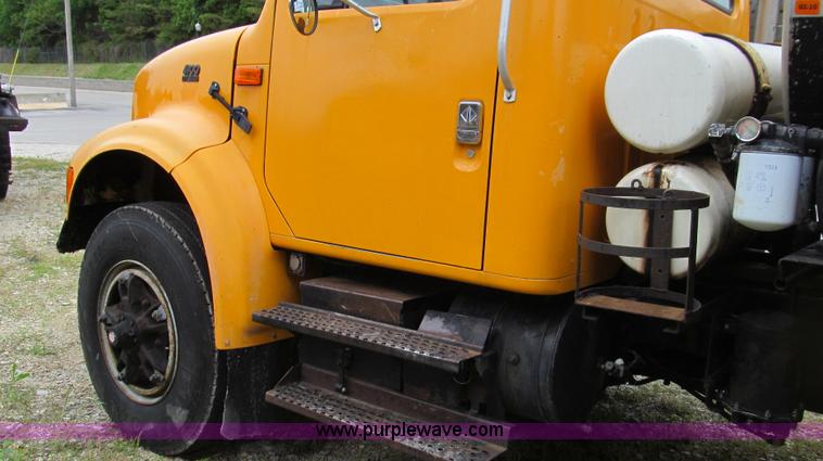 image for item E3969 1995 International 4900 oil distributor truck