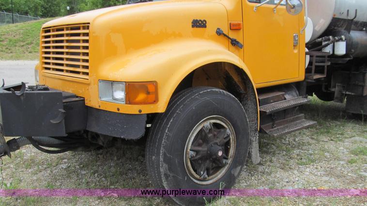 image for item E3969 1995 International 4900 oil distributor truck