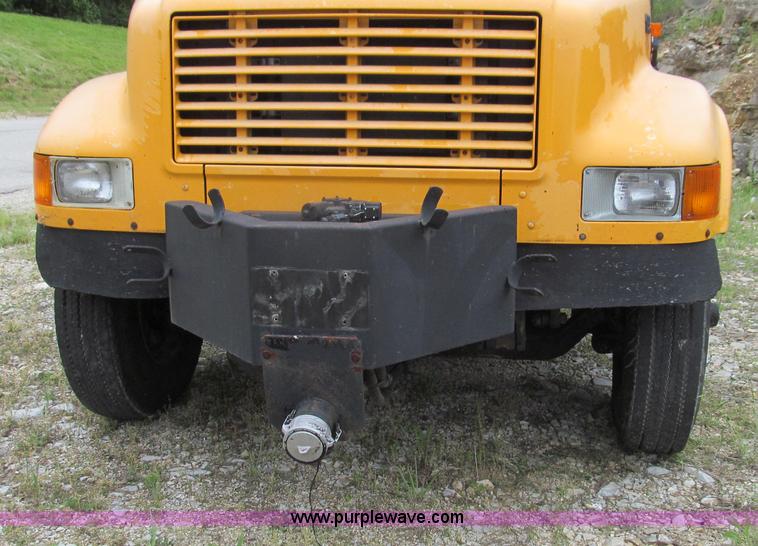 image for item E3969 1995 International 4900 oil distributor truck