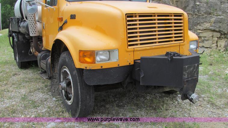 image for item E3969 1995 International 4900 oil distributor truck