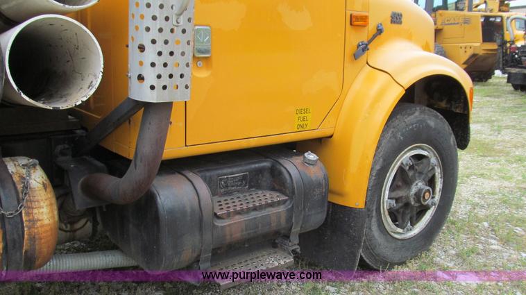 image for item E3969 1995 International 4900 oil distributor truck