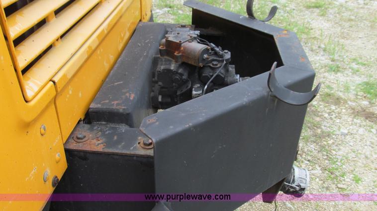 image for item E3969 1995 International 4900 oil distributor truck