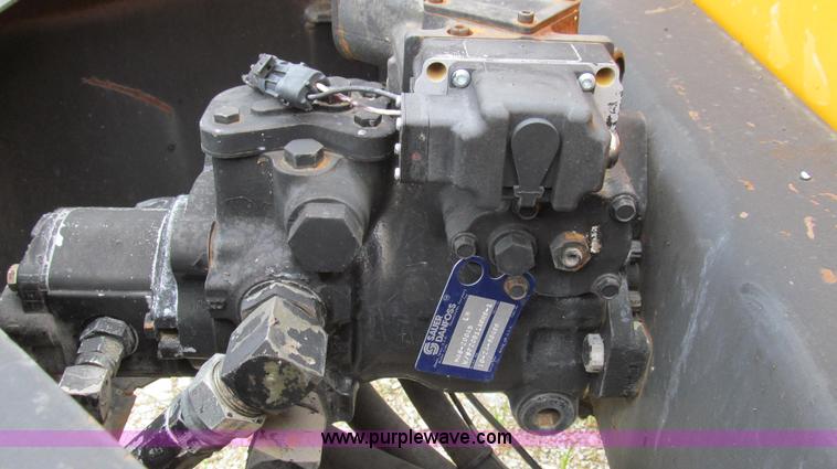 image for item E3969 1995 International 4900 oil distributor truck