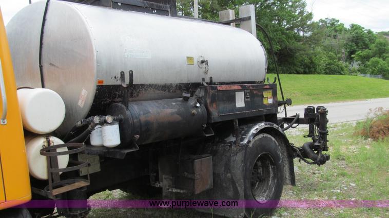 image for item E3969 1995 International 4900 oil distributor truck
