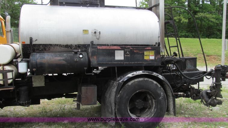 image for item E3969 1995 International 4900 oil distributor truck