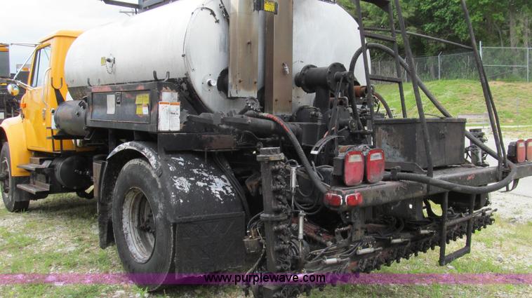 image for item E3969 1995 International 4900 oil distributor truck