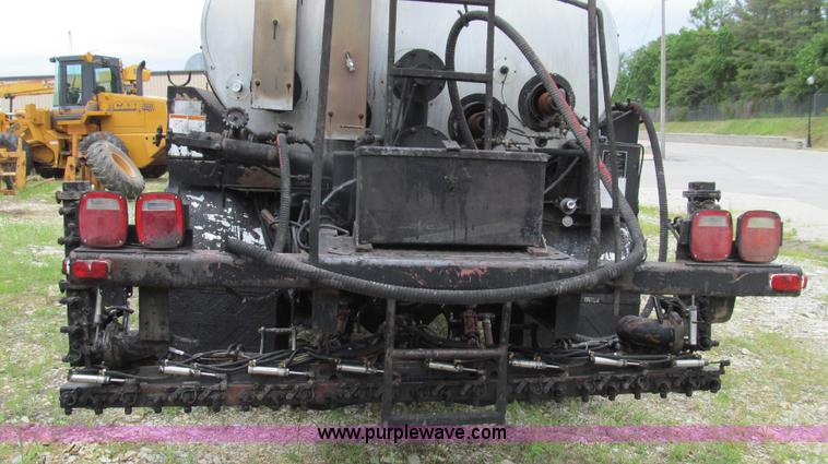 image for item E3969 1995 International 4900 oil distributor truck