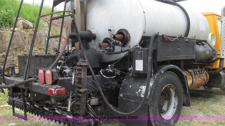 image for item E3969 1995 International 4900 oil distributor truck