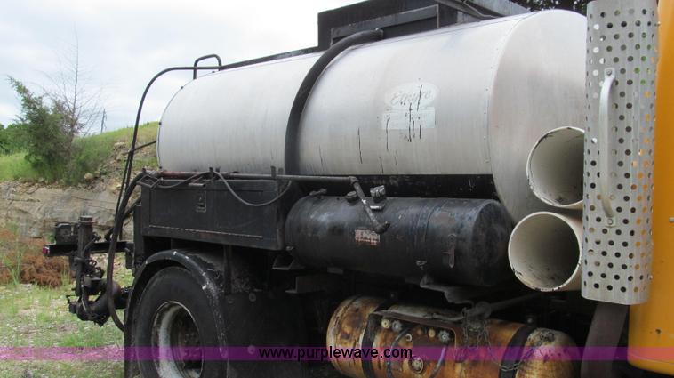 image for item E3969 1995 International 4900 oil distributor truck