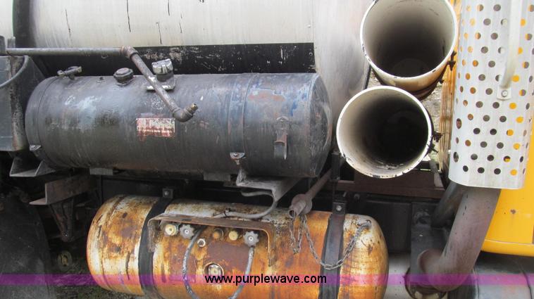 image for item E3969 1995 International 4900 oil distributor truck