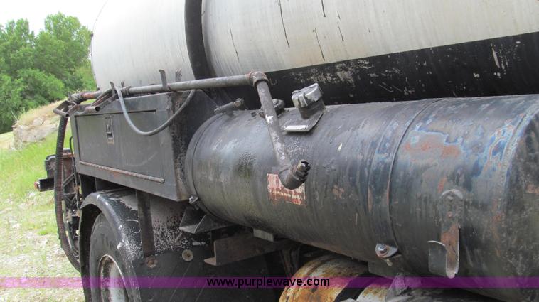 image for item E3969 1995 International 4900 oil distributor truck