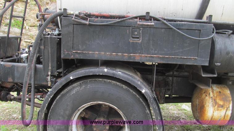 image for item E3969 1995 International 4900 oil distributor truck