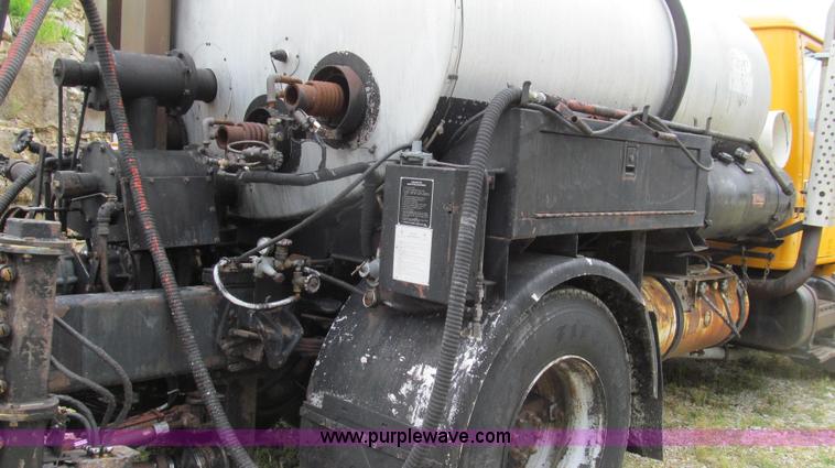 image for item E3969 1995 International 4900 oil distributor truck