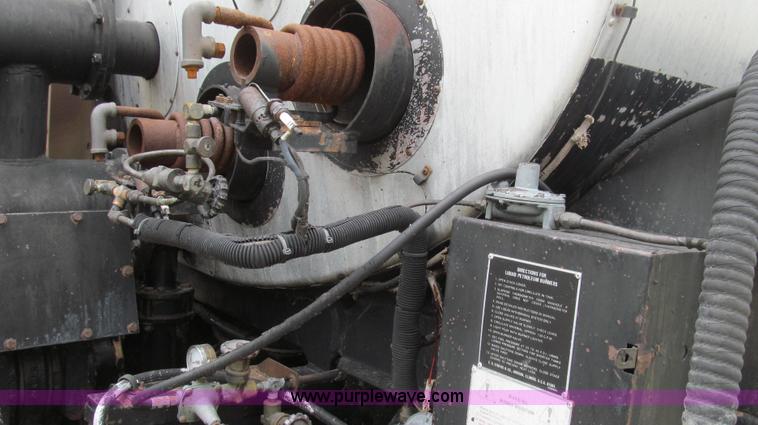 image for item E3969 1995 International 4900 oil distributor truck