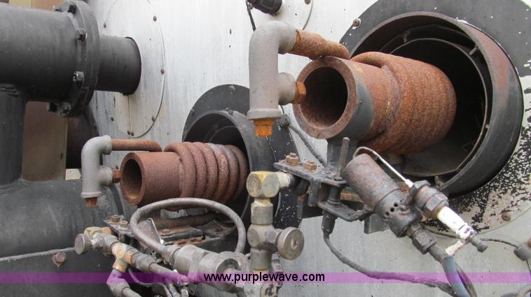 image for item E3969 1995 International 4900 oil distributor truck