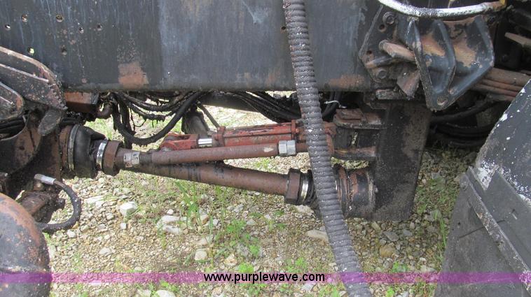 image for item E3969 1995 International 4900 oil distributor truck