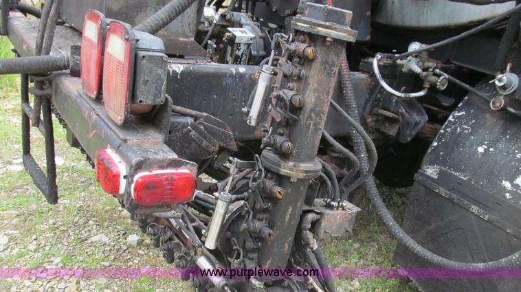 image for item E3969 1995 International 4900 oil distributor truck