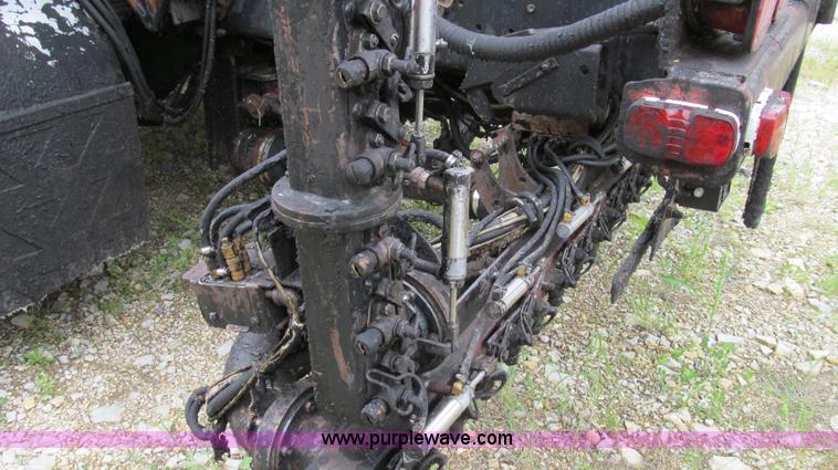 image for item E3969 1995 International 4900 oil distributor truck