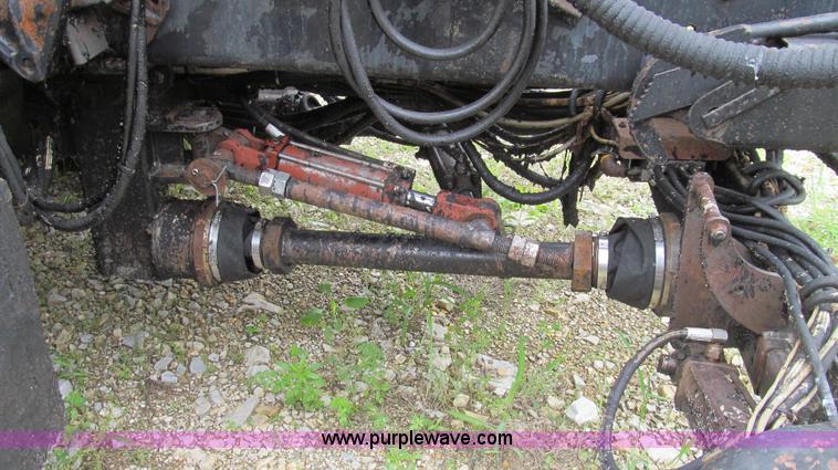 image for item E3969 1995 International 4900 oil distributor truck