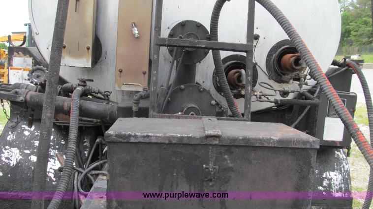 image for item E3969 1995 International 4900 oil distributor truck