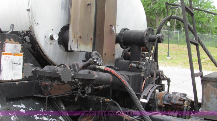 image for item E3969 1995 International 4900 oil distributor truck