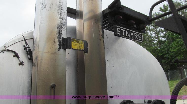 image for item E3969 1995 International 4900 oil distributor truck