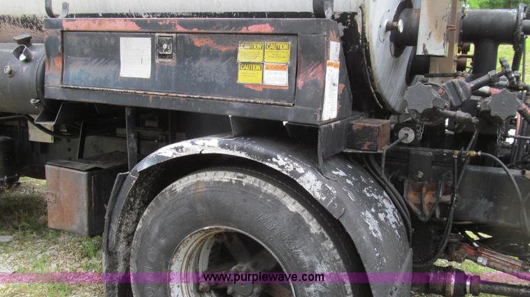 image for item E3969 1995 International 4900 oil distributor truck