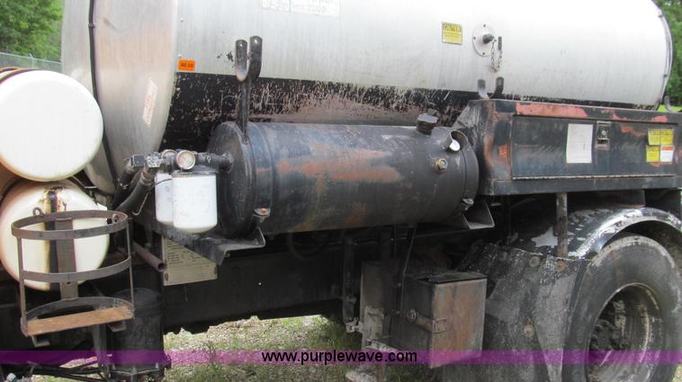 image for item E3969 1995 International 4900 oil distributor truck