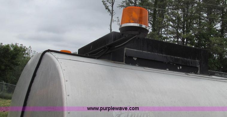 image for item E3969 1995 International 4900 oil distributor truck