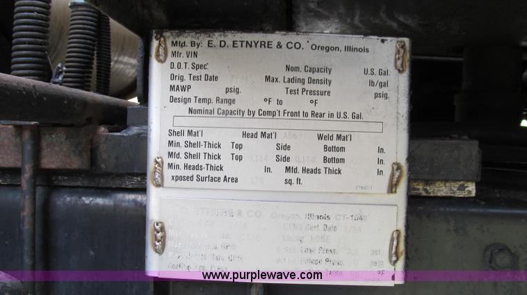 image for item E3969 1995 International 4900 oil distributor truck