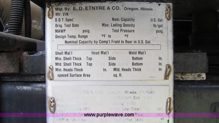 image for item E3969 1995 International 4900 oil distributor truck